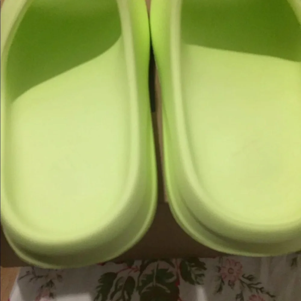 Adidas Yeezy slides - Picture 6 of 6